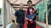 Sandhy Sondoro senang sekali anaknya bisa jadi dokter muda sekaligus memberi pesan menyentuh. Astungkara Alhamdulillah pujiTUHAN. Selamat ya nak atas wisuda dokter muda nya. Tetap membumi dan menjunjung tinggi kemanusiaan. Terimakasih sudah bikin kita semua bangga ya nak. Tetaplah menjadi CINTA & KASIH ya nak, tulisnya dilihat di Instagram, Sabtu (9/5/2026). (Foto: dok Instagram sandhysondoro_official)