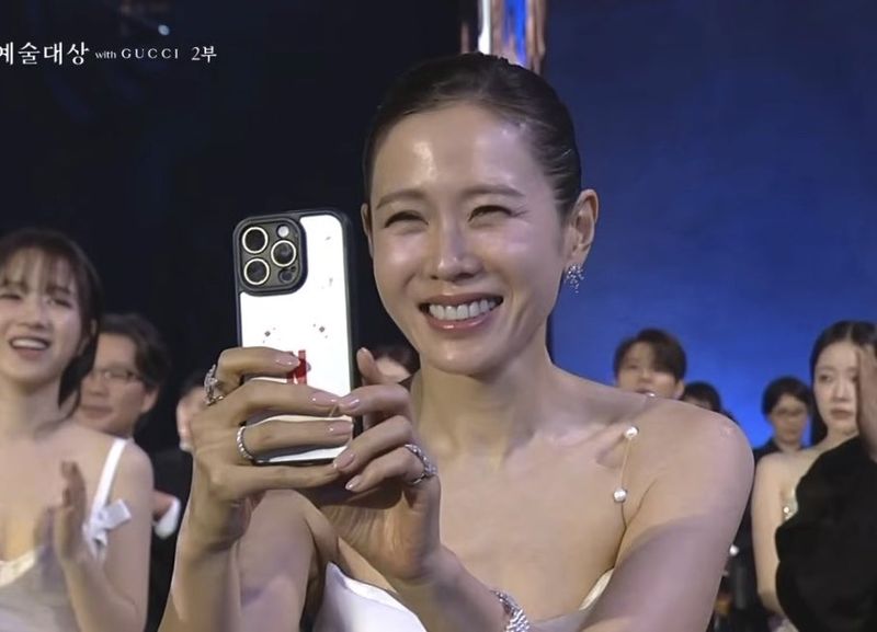 Viral Momen Son Ye Jin Rekam Hyun Bin Menang Baeksang Awards, Bikin Gemas!