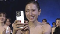 Viral Momen Son Ye Jin Rekam Hyun Bin Menang Baeksang Awards, Bikin Gemas!
