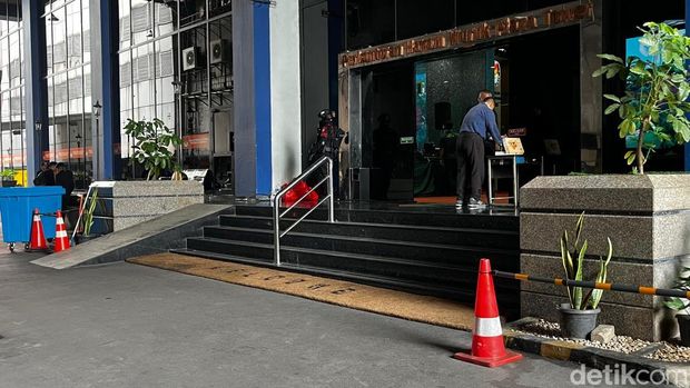 Suasana gedung di kawasan Hayam Wuruk, Jakpus yang dijaga ketat Brimob