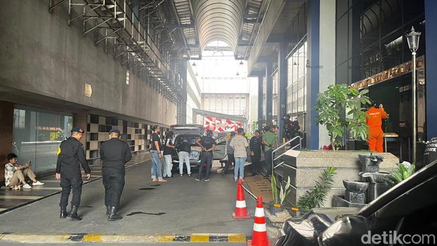 Suasana gedung di kawasan Hayam Wuruk, Jakpus yang dijaga ketat Brimob