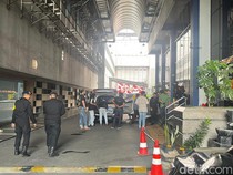 Suasana Perkantoran Hayam Wuruk yang Dijaga Ketat Brimob, Diduga Terkait Judol