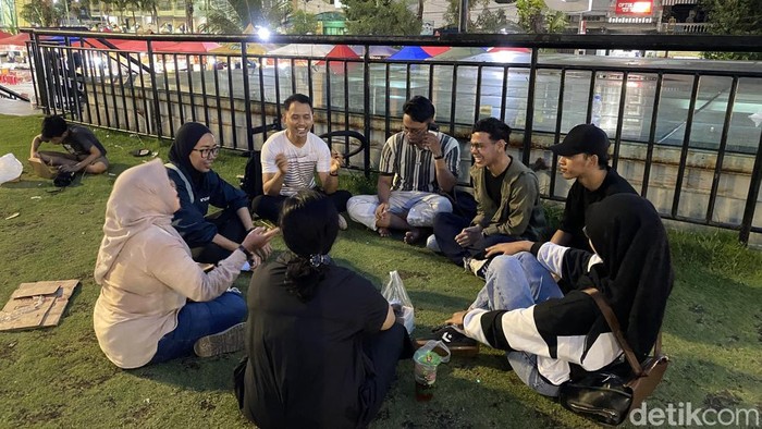Suasana muda-mudi Kota Semarang saling berkumpul dan bermain dengan orang asing di Aloon-aloon Kauman, Kecamatan Semarang Tengah, Kota Semarang, Sabtu (8/5/2026).
