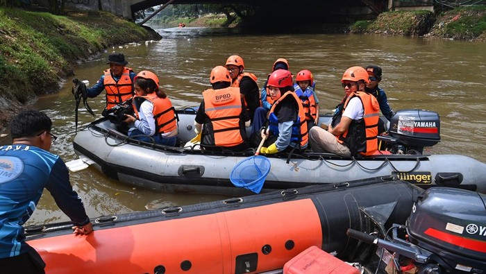 Warga mengambil sampah saat mengikuti wisata edukasi Ciliwung River Adventure, di Kali Ciliwung Segmen BNI City, Jakarta, Sabtu (9/5/2026). Ciliwung River Adventure merupakan inisiatif susur sungai edukatif oleh Sobat Air Jakarta bersama Dinas Sumber Daya Air DKI Jakarta untuk mengenalkan dan merawat Kali Ciliwung yang diselenggarakan dua kali (Sabtu-Minggu) dalam sebulan dan peserta dapat mendaftarkan diri melalui tautan yang terdapat di akun instagram @sobatair.jkt. ANTARA FOTO/Indrianto Eko Suwarso/tom.
