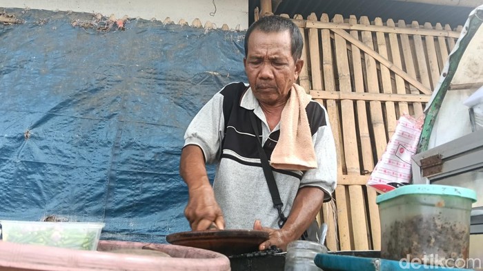 Tahu gejrot yang disajikan Darmin di Jalan Pasar Baru Indramayu.