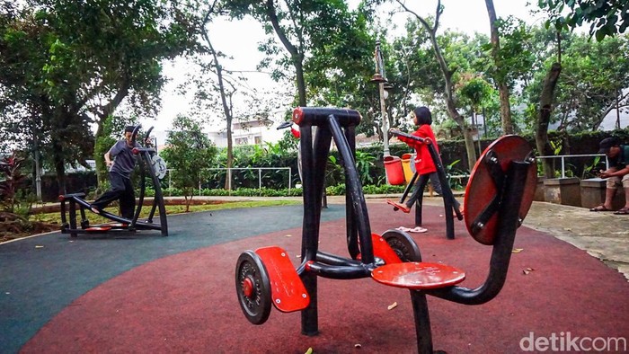 Anak-anak bermain di Taman Lansia Buni, Jagakarsa, Jakarta Selatan, Jumat (8/5/2026). Taman ini menjadi salah satu ruang terbuka hijau yang dimanfaatkan warga untuk beraktivitas dan bersantai.