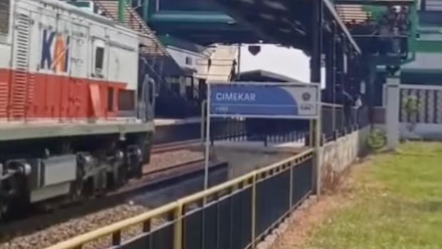 Tangkapan layar aksi nekat remaja terobos stasiun Cimekar Tangkapan layar aksi nekat remaja terobos stasiun Cimekar