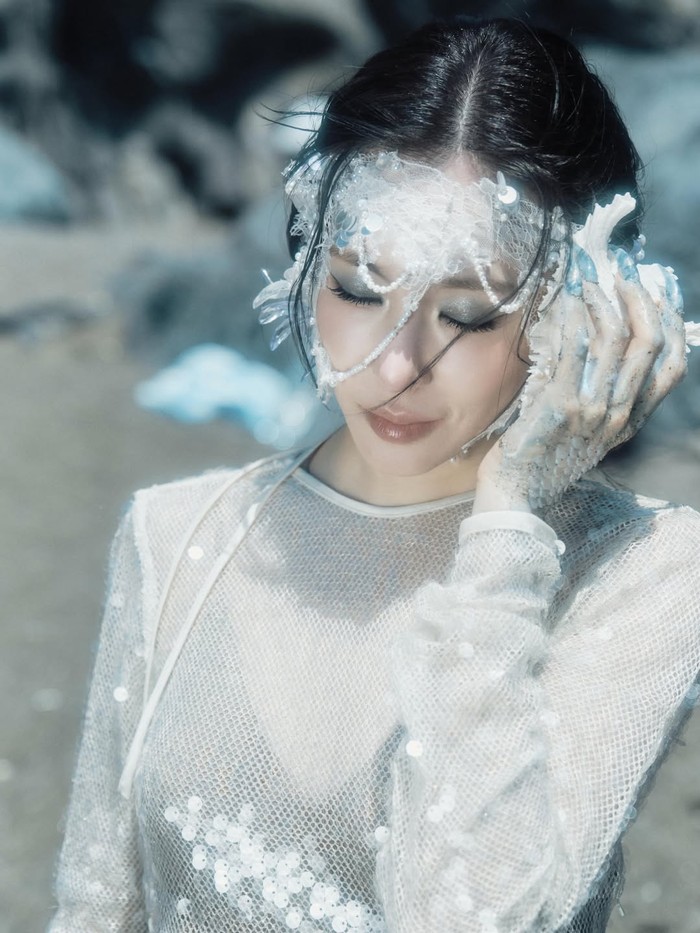 Foto Tiffany Young untuk comeback Summer's Not Over.