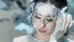 Penampilan Tiffany Young di proyek comeback musik pertamanya sejak 2019. (Foto: dok. Instagram @tiffanyyoungofficial/@mtv/@mtvuk)