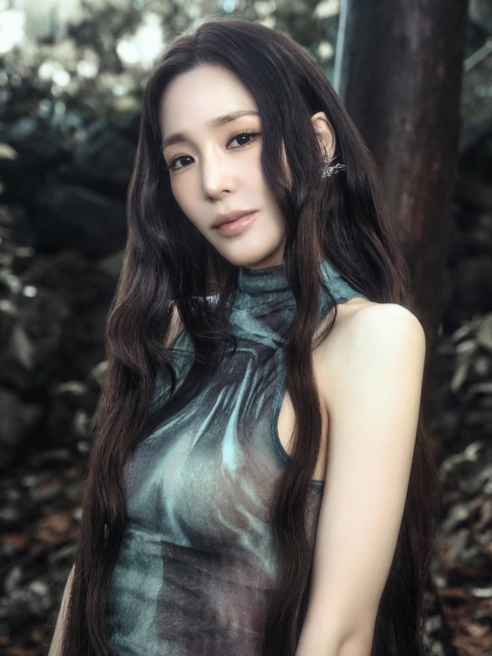 Foto Tiffany Young untuk comeback Summer's Not Over.