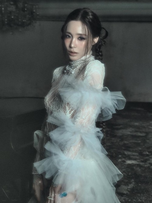 Foto Tiffany Young untuk comeback Summer's Not Over.