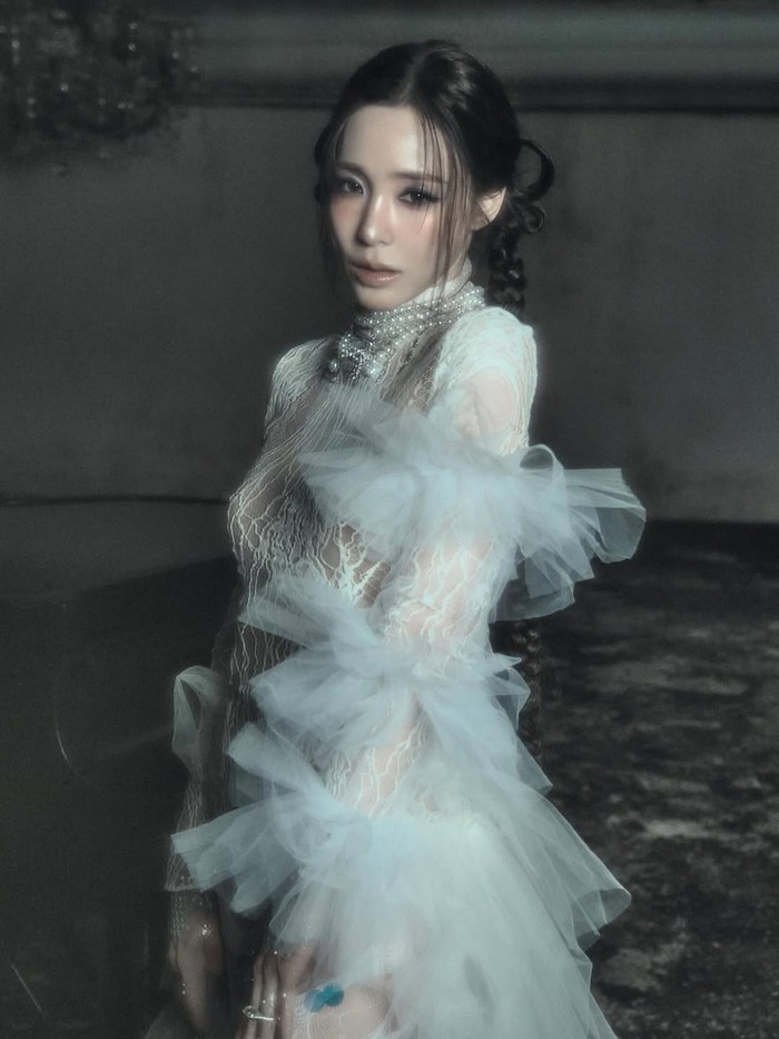 Foto Tiffany Young untuk comeback Summer's Not Over.