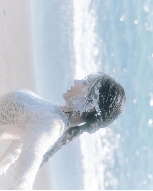 Foto Tiffany Young untuk comeback Summer's Not Over.