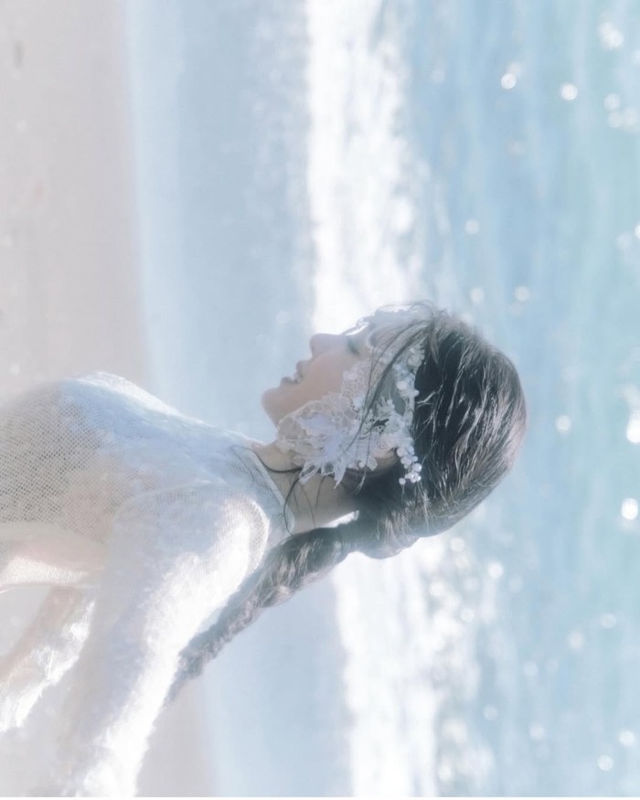 Foto Tiffany Young untuk comeback Summer's Not Over.