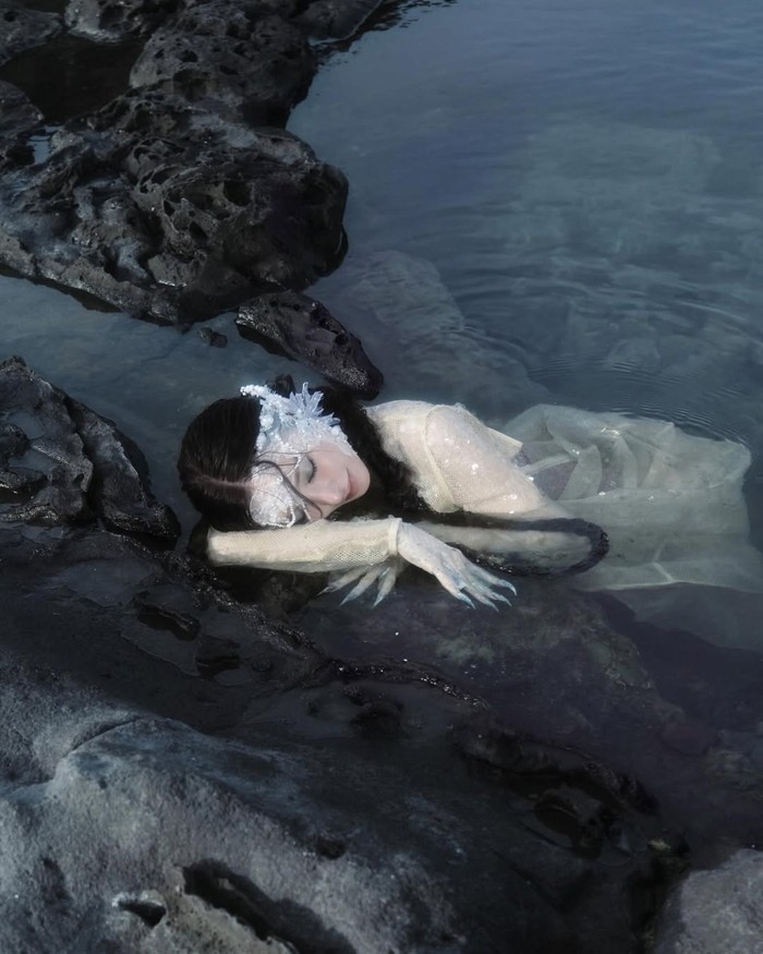 Foto Tiffany Young untuk comeback Summer's Not Over.