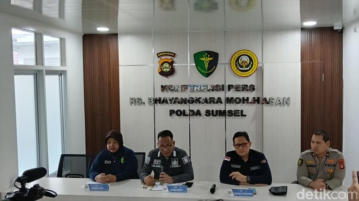 Tim DVI RS Bhayangkara Moh Hasan menggelar jumpa pers update korban Bus ALS