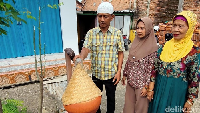 Tradisi Gentong Haji yang masih dijaga warga Cirebon saat keluarga berangkat ke Tanah Suci.