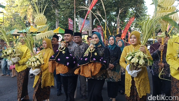 Tradisi manten tebu kembali digelar Pabrik Gula Mojopanggung, Tulungagung untuk menandai musim giling 2026.