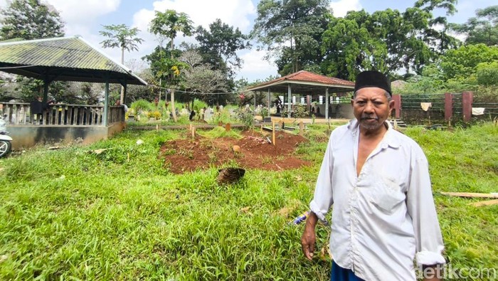 Udin lansia Kuningan yang tinggal di area pemakaman
