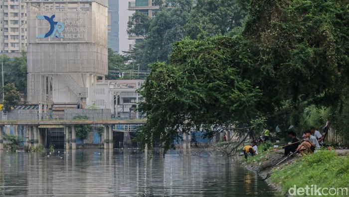 Sejumlah warga beraktivitas di kawasan Waduk Melati, Tanah Abang, Jakarta Pusat, Jumat (8/5/2026). Waduk seluas 3,5 hektare yang dibangun sebagai pengendali banjir itu kini mulai ditata sebagai ruang terbuka publik dengan latar pemandangan gedung-gedung pencakar langit khas Ibu Kota.