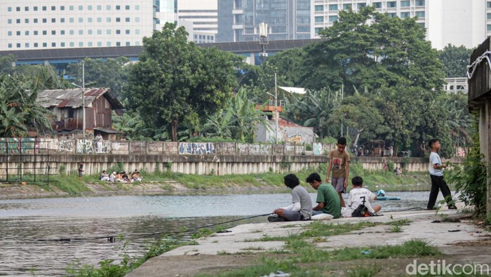 Sejumlah warga beraktivitas di kawasan Waduk Melati, Tanah Abang, Jakarta Pusat, Jumat (8/5/2026). Waduk seluas 3,5 hektare yang dibangun sebagai pengendali banjir itu kini mulai ditata sebagai ruang terbuka publik dengan latar pemandangan gedung-gedung pencakar langit khas Ibu Kota.