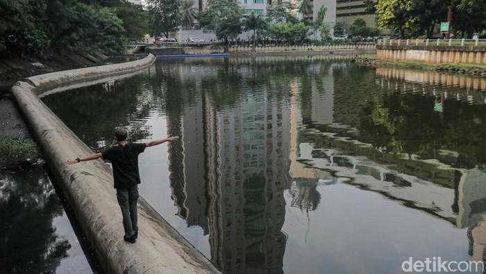 Sejumlah warga beraktivitas di kawasan Waduk Melati, Tanah Abang, Jakarta Pusat, Jumat (8/5/2026). Waduk seluas 3,5 hektare yang dibangun sebagai pengendali banjir itu kini mulai ditata sebagai ruang terbuka publik dengan latar pemandangan gedung-gedung pencakar langit khas Ibu Kota.