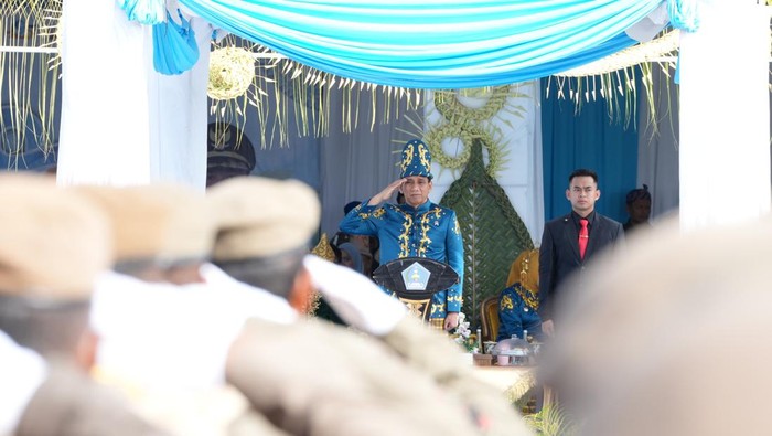 Wamendagri Akhmad Wiyagus menjadi inspektur upacara peringatan HUT ke-195 Kota Kendari, Sulawesi Tenggara, Sabtu (9/5/2026).