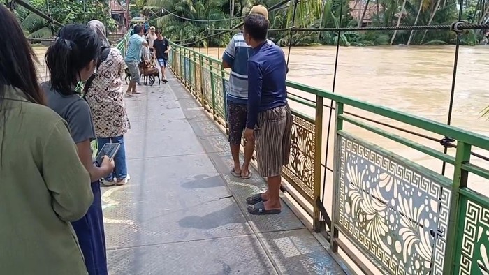 Warga mengevakuasi ternak kambing mereka akibat banjir di Muratara