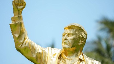 Potret Patung Emas Trump Terbaru, Pose Selebrasi Lolos dari Maut