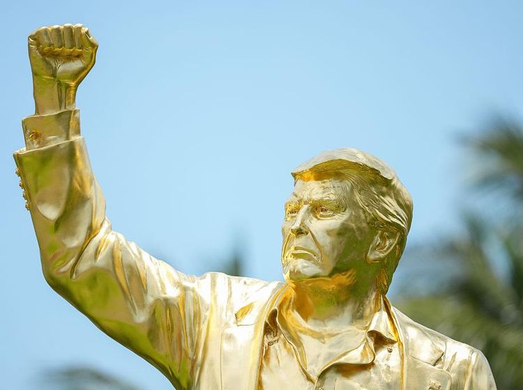 Potret Patung Emas Trump Terbaru, Pose Selebrasi Lolos dari Maut