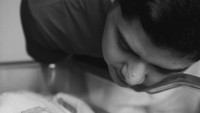 Al Ghazali memandangi putri pertamanya. Putra sulung Ahmad Dhani dan Maia Estianty itu gak berhenti tersenyum melihat anggota baru untuk keluarga kecilnya bersama Alyssa. (Foto: Instagram @alghazali7 dan @alyssadaguise)