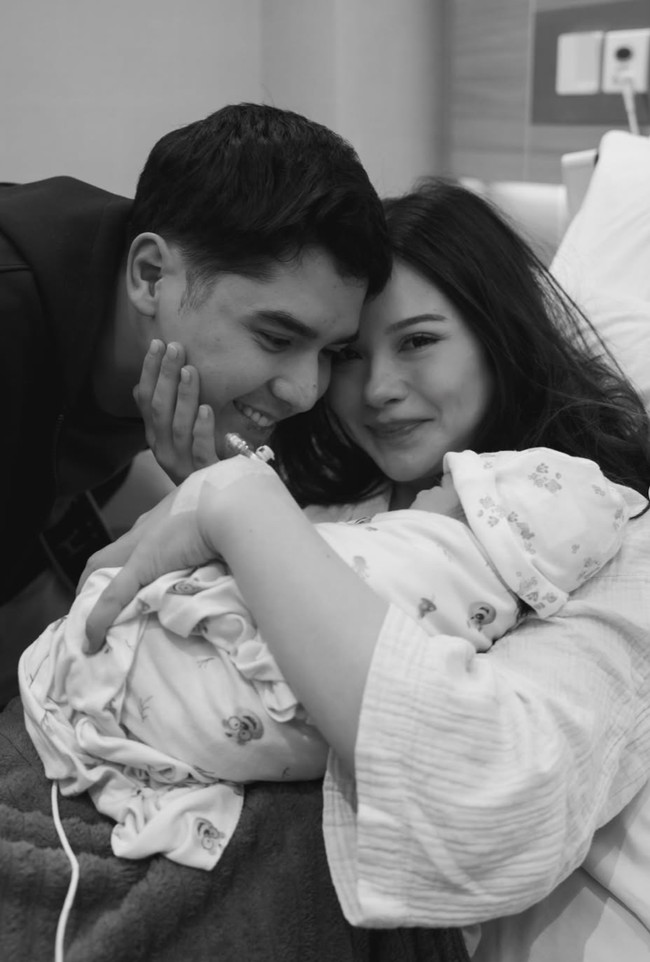 Lahir pada 10 Mei 2026, putri pertama Al dan Alyssa diberi nama Soleil Zephora Ghazali. Unggahan pun langsung dibanjiri dengan ucapan selamat. Foto: Instagram/@alghazali7/@alyssadaguise