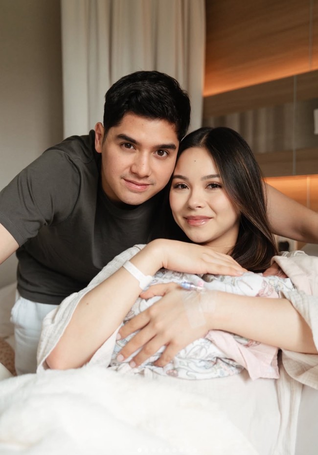 MaasyaaAllah Mama Al ngejanpun msh keliatan cantiik bgtt..pdhl dulu aku sm temenku bidan sepakat kondisi wajah perempuan paling berantakan tuh saat mengejan, tp besoknya stlh lahiran ibu2 itu jd cantik2 lg. Tp Alyssa disini cantik teruuss kapan jeleknya cobaa, tulis salah satu komentar. HAHHH, how can she still look beautifull? komentar lain. Foto: Instagram/@alghazali7/@alyssadaguise
