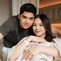 MaasyaaAllah Mama Al ngejanpun msh keliatan cantiik bgtt..pdhl dulu aku sm temenku bidan sepakat kondisi wajah perempuan paling berantakan tuh saat mengejan, tp besoknya stlh lahiran ibu2 itu jd cantik2 lg. Tp Alyssa disini cantik teruuss kapan jeleknya cobaa, tulis salah satu komentar. HAHHH, how can she still look beautifull? komentar lain. Foto: Instagram/@alghazali7/@alyssadaguise