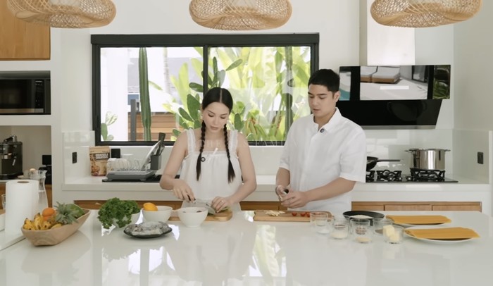 Kompak Banget! Alyssa Daguise dan Al Ghazali Masak Pasta Bareng