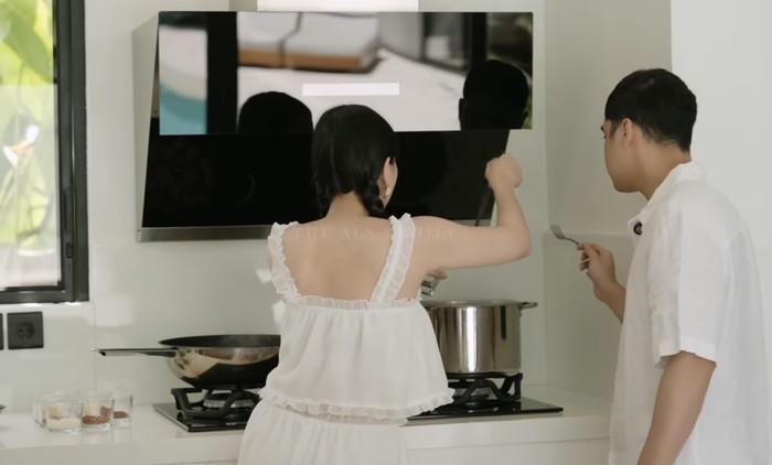 Kompak Banget! Alyssa Daguise dan Al Ghazali Masak Pasta Bareng