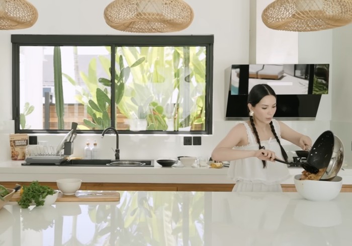 Kompak Banget! Alyssa Daguise dan Al Ghazali Masak Pasta Bareng