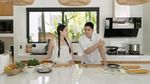 Kompak Banget! Alyssa Daguise dan Al Ghazali Masak Pasta Bareng