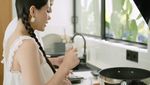 Kompak Banget! Alyssa Daguise dan Al Ghazali Masak Pasta Bareng