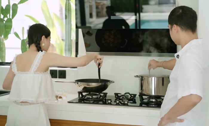 Kompak Banget! Alyssa Daguise dan Al Ghazali Masak Pasta Bareng