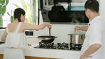 Kompak Banget! Alyssa Daguise dan Al Ghazali Masak Pasta Bareng