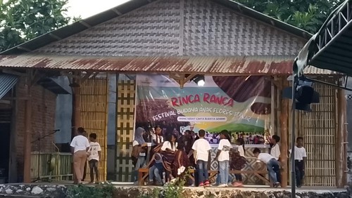 Anak-anak mementaskan gelu katek, permainan tebak-tebakan perempuan dalam Rinca Ranca Festival Budaya Anak Flores Timur di Asam Satu Beach, Minggu (10/5/2026). (Yurgo Purab/detikBali)