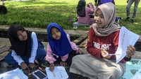 Dalam pelaksanaannya, kegiatan belajar mengajar ini melibatkan 11 guru relawan yang secara sukarela mengajar para peserta. Suasana pembelajaran berlangsung interaktif, dengan metode yang disesuaikan agar mudah dipahami oleh anak-anak. ANTARA FOTO/Adeng Bustomi