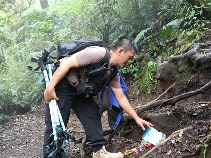 Anggota Polri bersihkan sampah di Gunung Gede Pangrango
