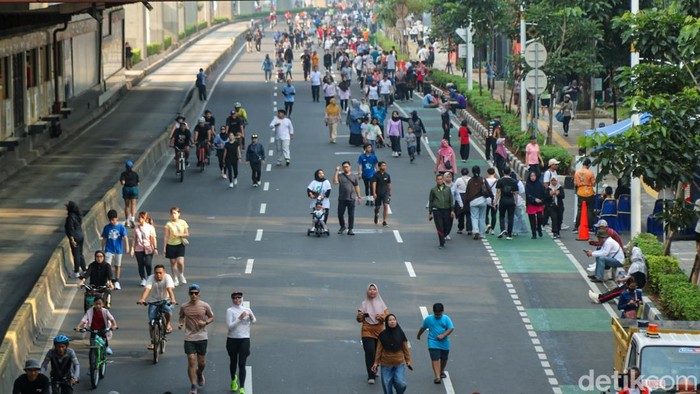 Antusiasme warga terlihat tinggi saat pelaksanaan Hari Bebas Kendaraan Bermotor (HBKB) atau Car Free Day (CFD) perdana di Jalan HR Rasuna Said, Jakarta Selatan, Minggu (10/5/2026). Sejak pagi hari, kawasan yang biasanya dipadati kendaraan itu berubah