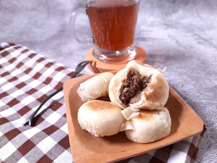 Dulunya bakpia pun diisi dengan daging babi. Kulitnya juga dibuat dari campuran minyak babi.