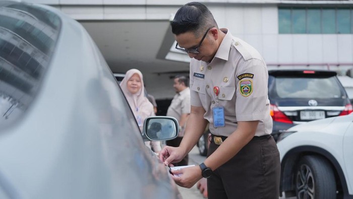 Bapenda Sumsel pasang hang tag di kendaraan untuk mengingatkan pembayaran pajak.