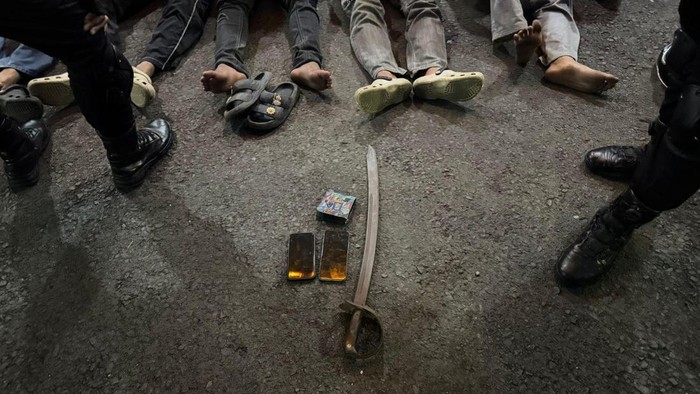Barang bukti yang disita polisi saat menangkap 6 pemuda di Bekasi. (Dok. Istimewa)