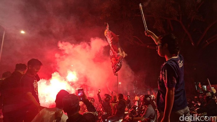 Bobotoh merayakan kemenangan Persib atas Persija.