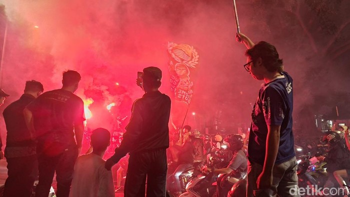 Bobotoh merayakan kemenangan Persib atas Persija.